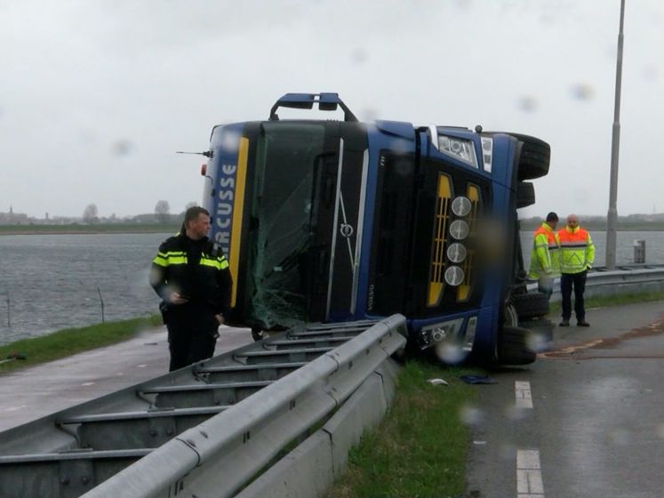 Vrachtwagen valt om bij Zandkreeksluis, bypass afgesloten