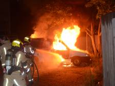 Drie auto's en een boot in brand gestoken in Den Haag