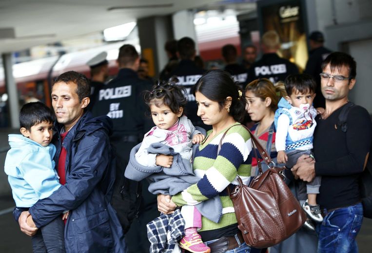 Vluchtelingen arriveren op het treinstation in München. Beeld reuters