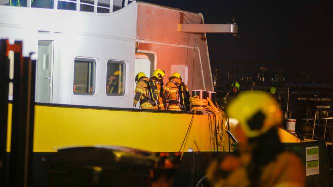 Brand op schip op scheepswerf in Hardinxveld-Giessendam: één persoon naar het ziekenhuis