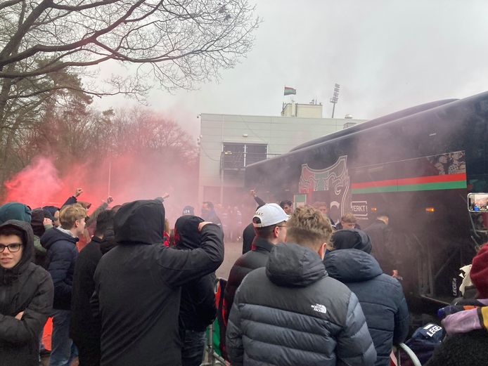 NEC-supporters juichen hun ploeg toe bij het Goffertstadion na terugkomst uit Arnhem waar met 0-0 gelijk werd gespeeld tegen Vitesse.
