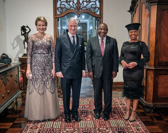 Het Belgisch koningspaar poseren met president Ramaphosa en Lindiwe Zulu, minister van Sociale Ontwikkeling in Zuid-Afrika.