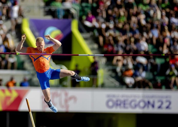 Menno Vloon in actie tijdens de kwalificatie van het polsstokhoogspringen op de achtste dag van de wereldkampioenschappen atletiek in het Hayward Field stadion.