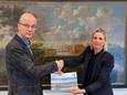 Wethouder René de Visser (l)  geeft burgemeester Frederiek Schouwenaar de Omgevingsvisie van de gemeente Veere.