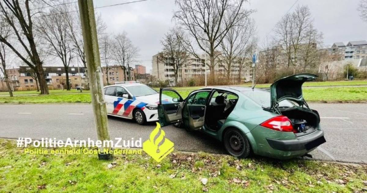 Police tap car off the road during pursuit in Arnhem |  Arnhem