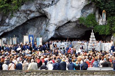 Bernadette Soubirous verschijnt in Willebrord, Bergen en Oosterhout