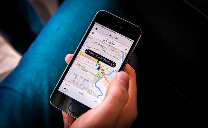 Een klant zoekt naar een taxi in de buurt en geeft de gewenste ophaallocatie aan in de Uber-app.