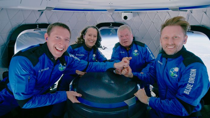 L'equipaggio con cui Glenn de Vries è volato nello spazio.  Tra questi c'è l'attore di Star Trek William Shatner.