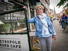 Ina woonde jaren boven Grand Café Metropole en heeft veel verdriet van sluiting: ‘Jemig, wat triest’