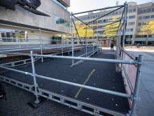 Weer een nieuwe hellingbaan voor gehandicapten bij het Stadhuis in Eindhoven, nu als test van de definitieve oplossing