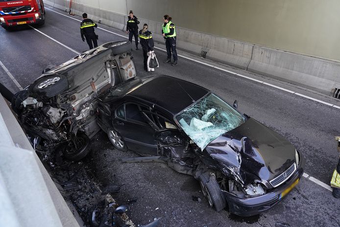Een van de auto's belandde op een zijkant bij het ongeval in Rijen.