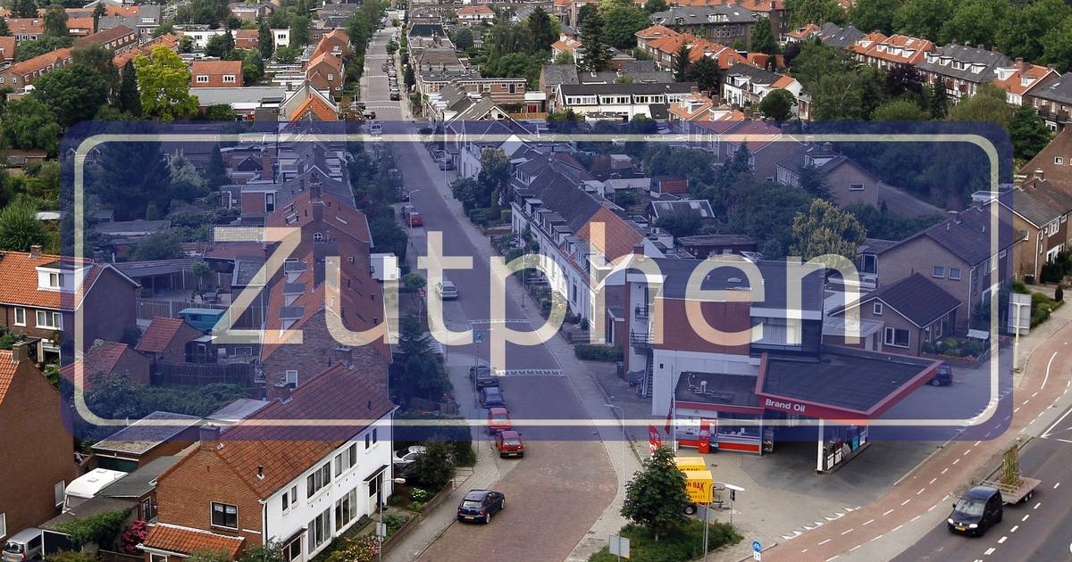 Onbekende man toont geslachtsdeel in Tonden