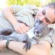 Video | Koala houdt van bellyrubs