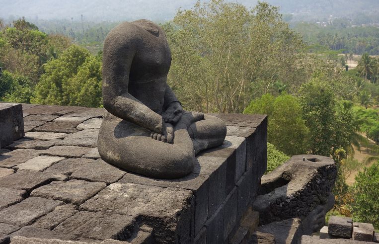 Onthoofd Boeddhabeeld in het  Borobudur-tempelcomplex.  Beeld Getty Images