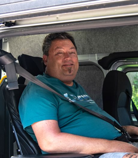 ALS-patiënt Karo (50) raakt rolstoelbus kwijt: ‘Ik word gestraft voor het feit dat ik nog leef’