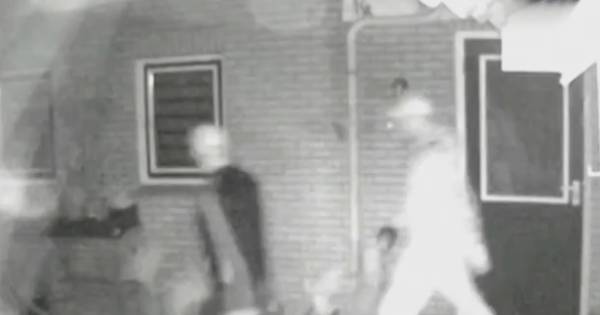 Politie zoekt mannen met petjes en koevoet voor inbraakpoging in Ommen.