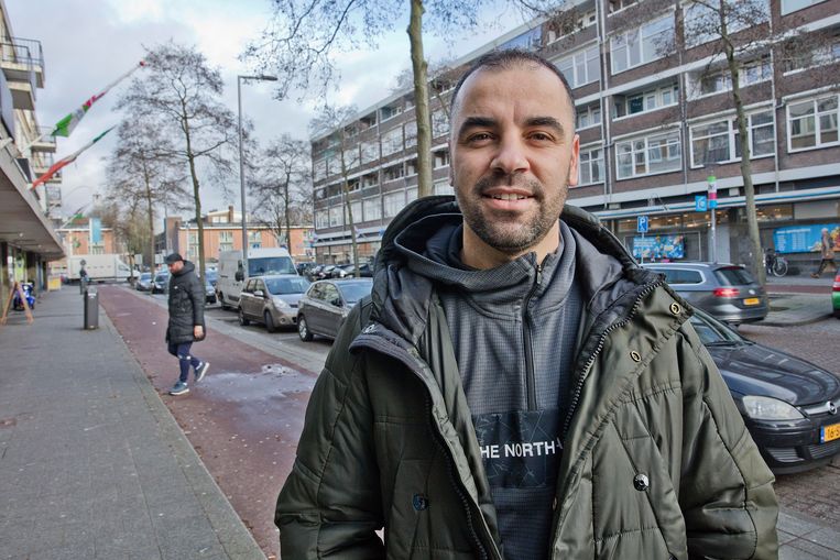 Omar Salhi,  mede-eigenaar van supermarkt en slagerij Oujda in de wijk Pendrecht in Rotterdam-Zuid. Beeld Otto Soek