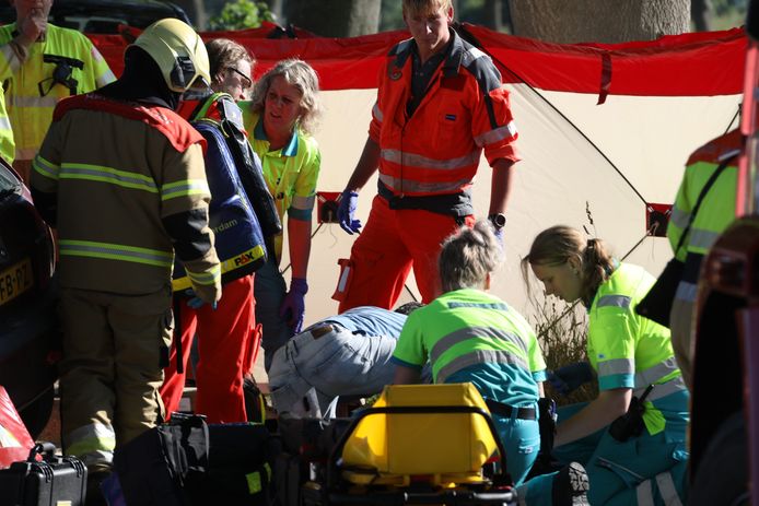 Een auto reed tegen een boom aan de Jan van Ingenstraat in Lith.