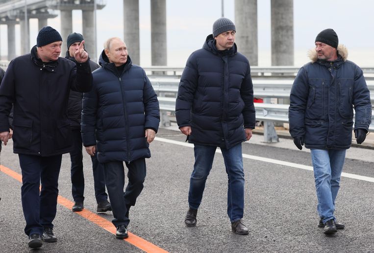 Poetin bezoekt de Krim-brug, die hersteld is na de explosie in oktober. Beeld ANP / EPA