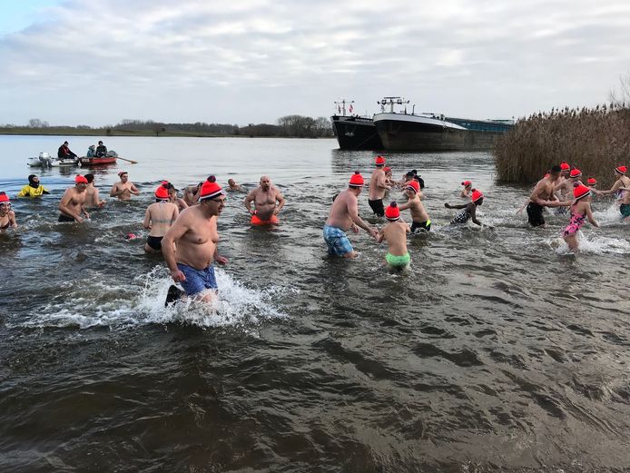 De traditionele nieuwjaarsduik in de Afgedamde Maas.