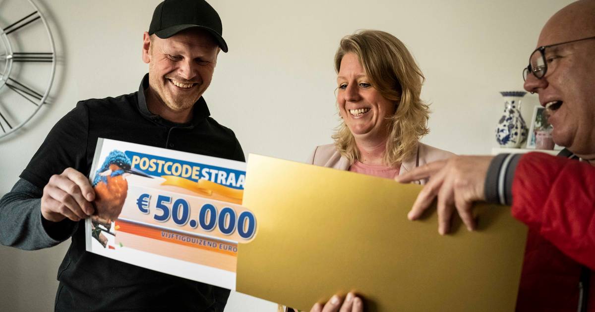 Eén straat in Wanneperveen is ineens een stuk rijker: Postcode Loterij komt met flinke smak geld