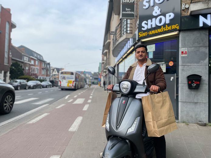 Sultan Nouristani (27) rijdt sinds vorige week rond met zijn 'nachtwinkel-aan-huis'.