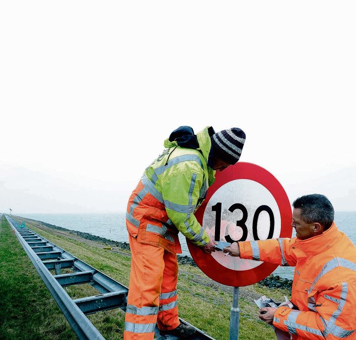 Premier Rutte moet mogelijk afscheid nemen van zijn VVD-stokpaardje: met 130 kilometer per uur over de snelweg scheuren.