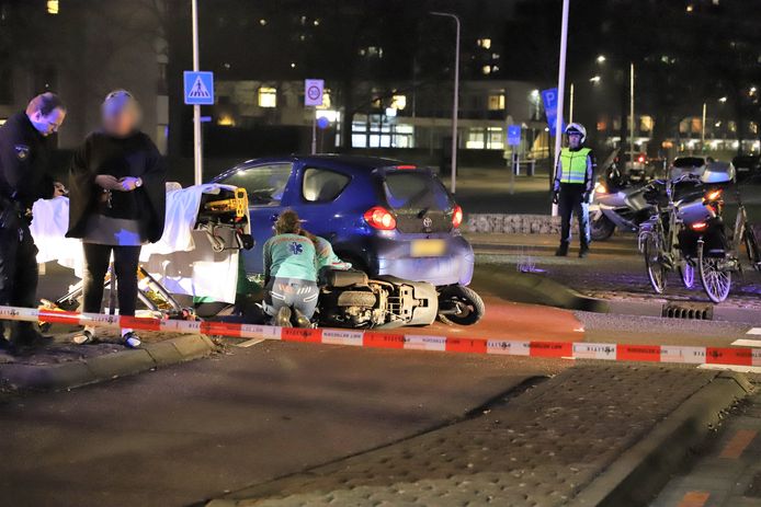 Op de Mozartlaan in Zwolle is een scooterrijder aangereden.