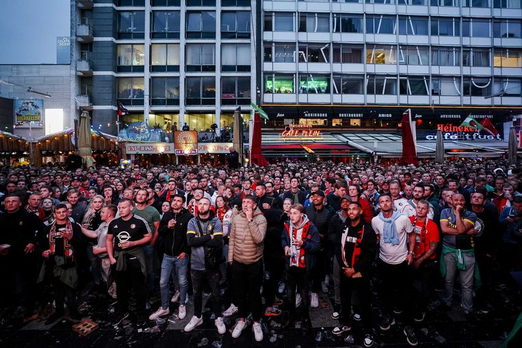 Op het Stadhuisplein in het centrum van Rotterdam kijken Feyenoordsupporters naar de Conference League-finale. Beeld ANP
