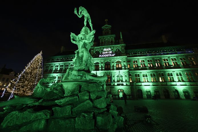 Brabo en het Antwerps stadhuis kleuren groen uit protest tegen de doodstraf.