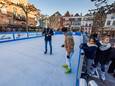De tijdelijke kunstijsbaan werd zaterdag geopend door burgemeester Sander de Rouwe, in het bijzijn van BOK-voorzitter Michiel de Groot.