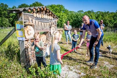 Van een biddende valk tot smullende slakken; basisschool D’n Opstap heeft zijn eigen moestuin