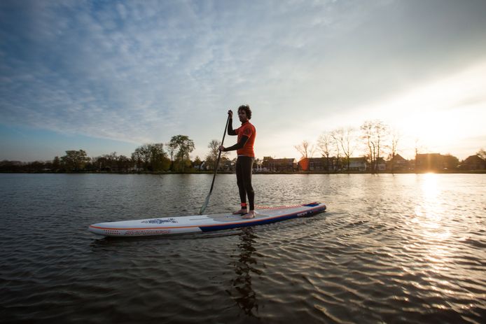 Merijn Tinga oefent voor de monstertocht van 1200 kilometer die hij peddelend op zijn surfplank wil afleggen.