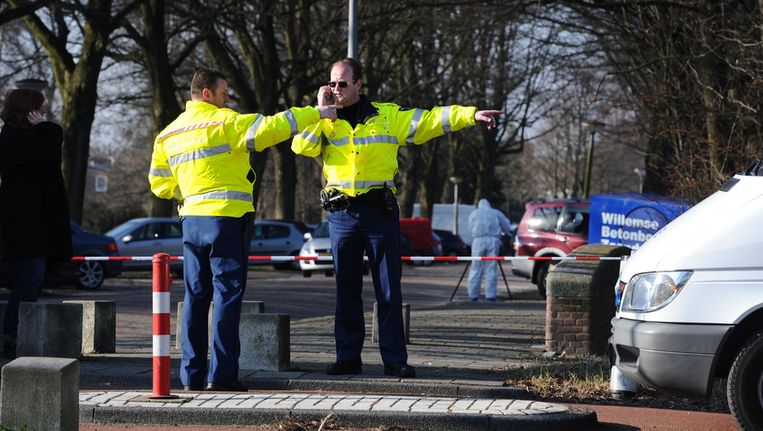 De politie onderzoekt de plek in Amsterdam-Oost waar Hillis in februari werd neergeschoten. © ANP Beeld 