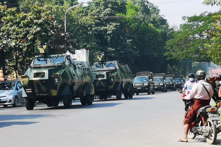 Een dag na de coup rijden militaire voertuigen door de Myanmarese stad Mandalay.  Beeld Reuters