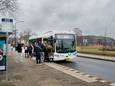 Scholieren van het Hoornbeeck College in Apeldoorn gaan met het openbaar vervoer weer naar huis. Vanaf maandag wordt er door regionale vervoerder gestaakt.