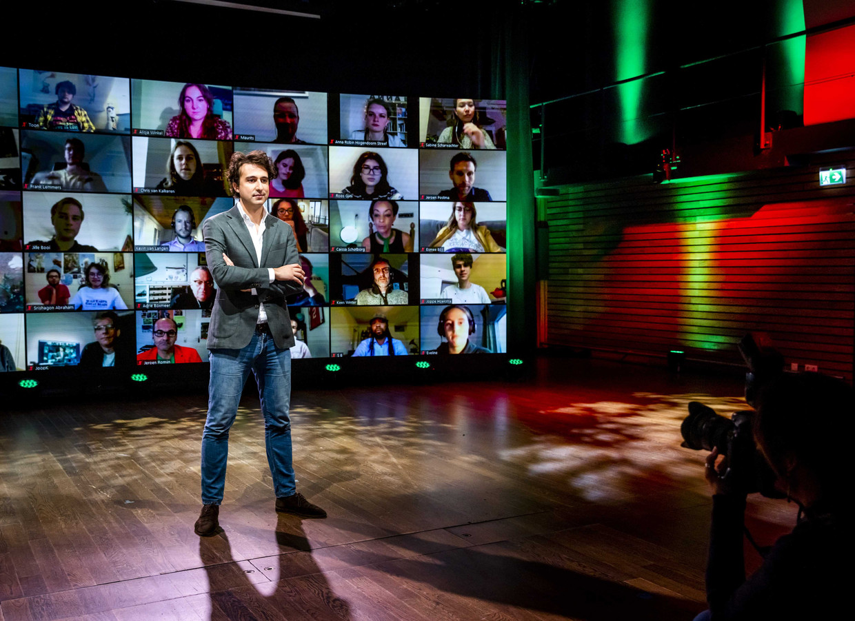 Vanuit Pakhuis de Zwijger in Amsterdam presenteert Jesse Klaver het verkiezingsprogramma van GroenLinks. Beeld ANP