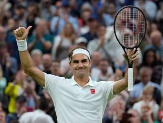WIMBLEDON. Federer en Djokovic scharen zich probleemloos bij laatste acht, tienersensatie Raducanu moet toernooi ziek verlaten 