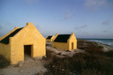 Op Bonaire kun je de voormalige slavenhutten nog bezoeken.