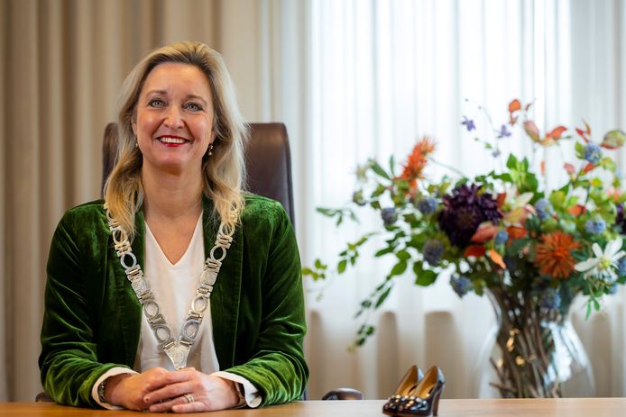 Burgemeester Sacha Ausems van de gemeente Waalwijk in haar werkkamer.