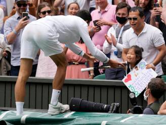 Djokovic eet weer gras en ontroert door racket aan klein meisje te geven