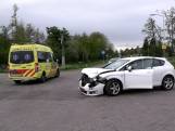 Twee auto's botsen op een kruising in Zuilichem, slachtoffer naar ziekenhuis