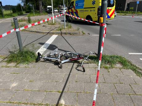 Fietser gewond naar ziekenhuis na botsing met auto op kruising in Deventer