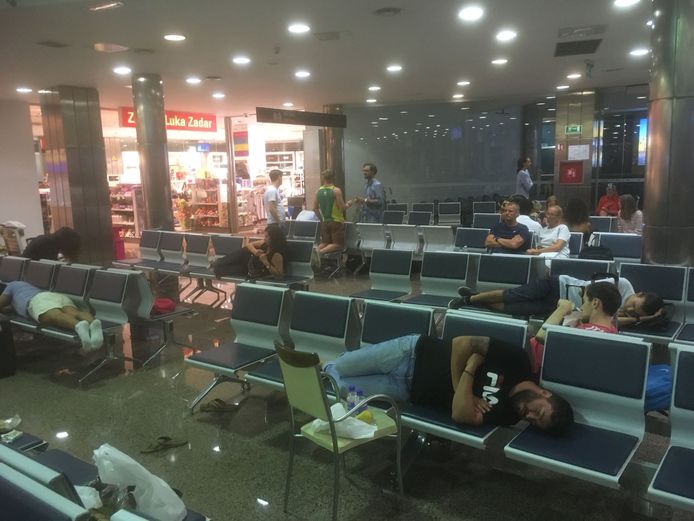 Honderden Belgen zitten al urenlang vast op het vliegveld van Zadar in Kroatië nadat hun Ryanairvlucht die om 13:10 was voorzien plots werd uitgesteld.