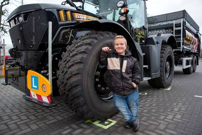 Mathijs is 16 jaar, 1,26 meter lang en maakt zijn droom waar: binnenkort heeft hij zijn tractorrijbe