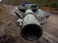 Duitse tanks met Nederlandse bemanning oefenen in de omgeving van Bergen Hohne op de Lüneburger Heide (Duitsland).
