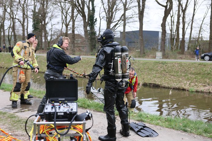 Duikers zochten een tijd lang zonder resultaat het kanaal af.