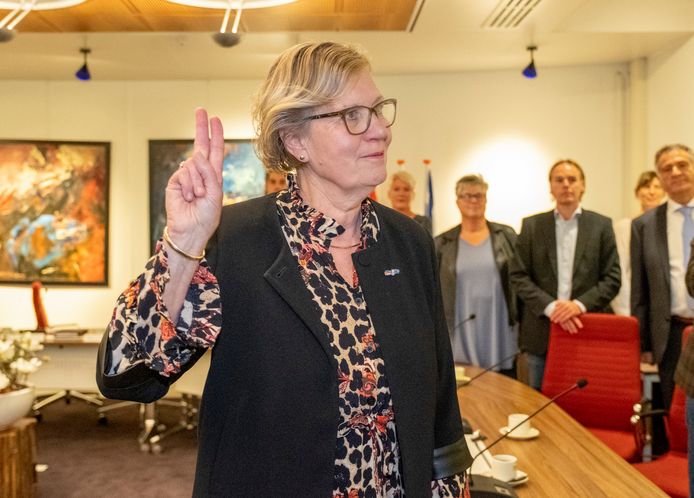 Letty Demmers tijdens haar beëdiging als waarnemend burgemeester van Noord-Beveland.