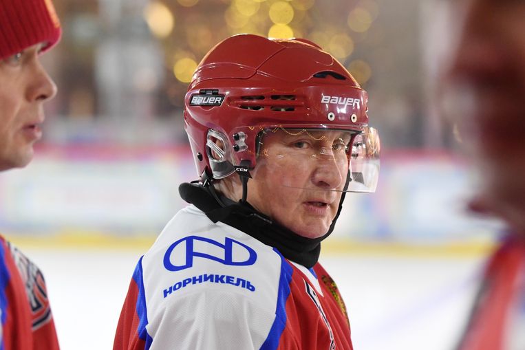 Poetin tijdens een vriendschappelijke ijshockeywedstrijd. Beeld Photo News