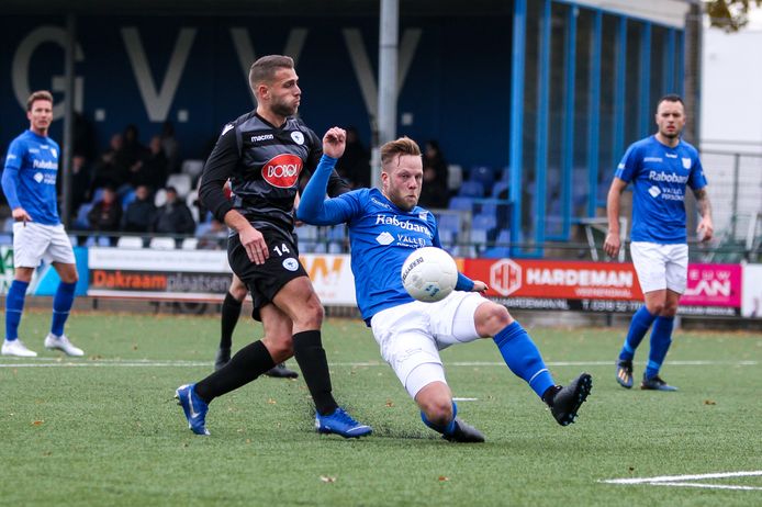 Wesley Goeman (midden) zet een sliding in namens GVVV.